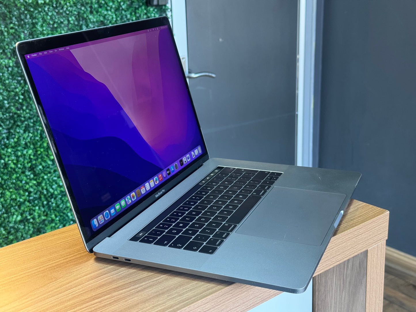 Pre-owned 15" Macbook Pro i7 2017 Touchbar - A/B-grade