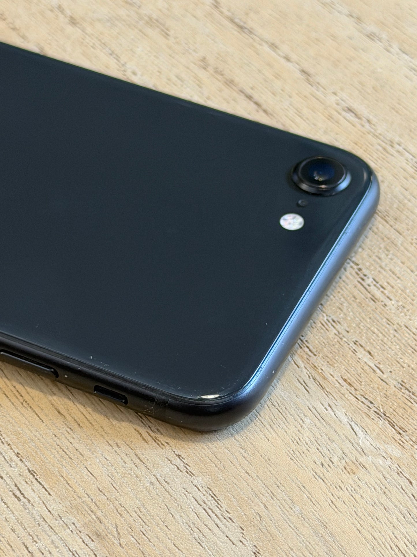 Pre-owned Apple iPhone SE2 (64GB Black, 2020) - B-grade