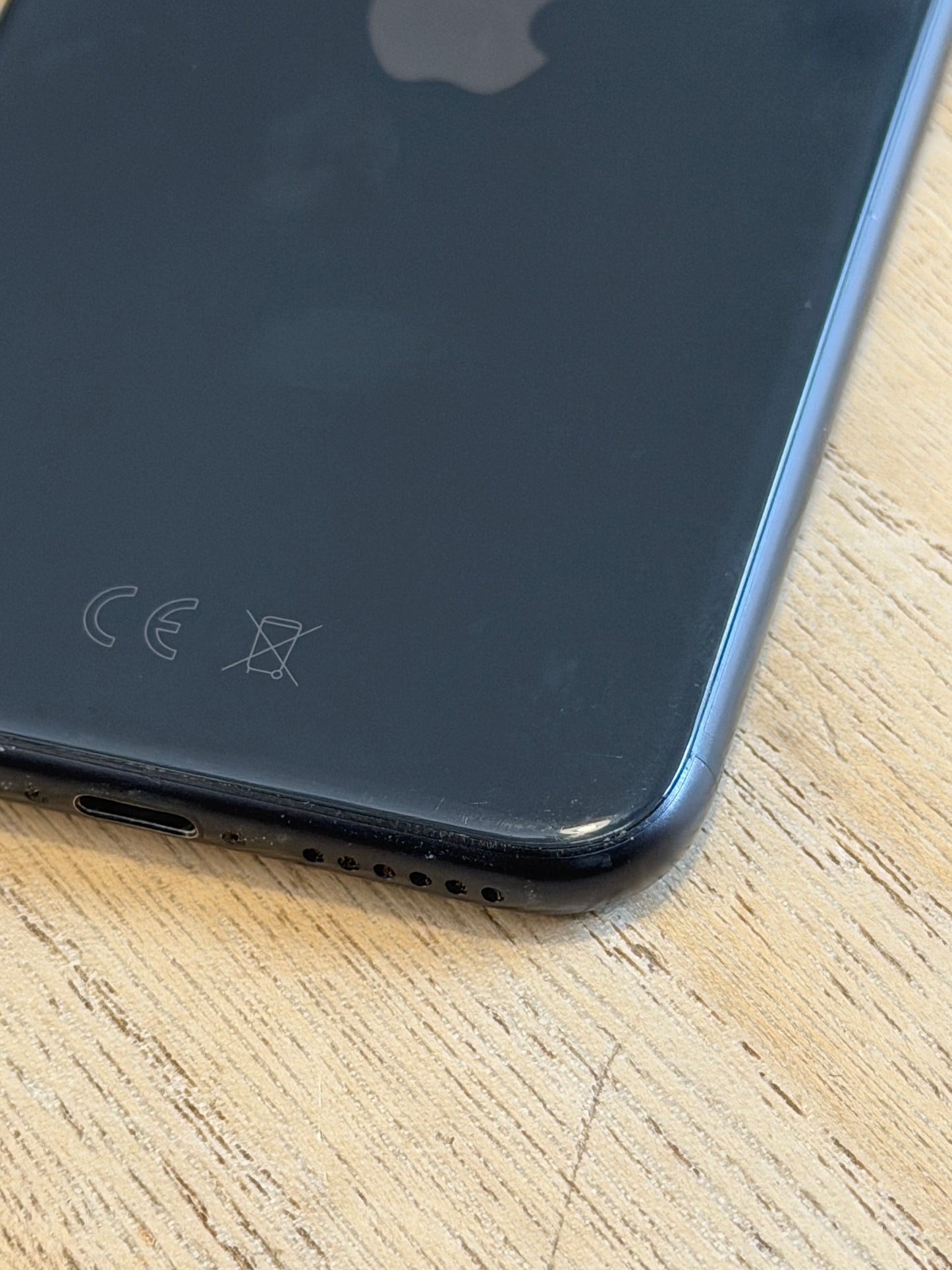 Pre-owned Apple iPhone SE2 (64GB Black, 2020) - B-grade