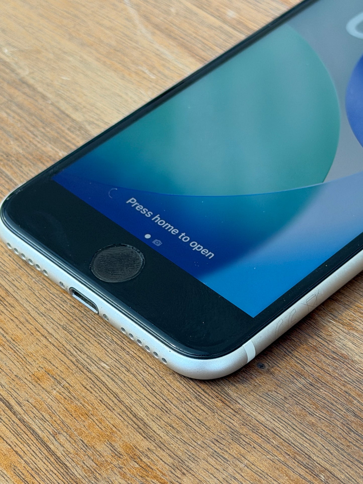 Pre-owned Apple iPhone SE3 (64GB White) - A-grade