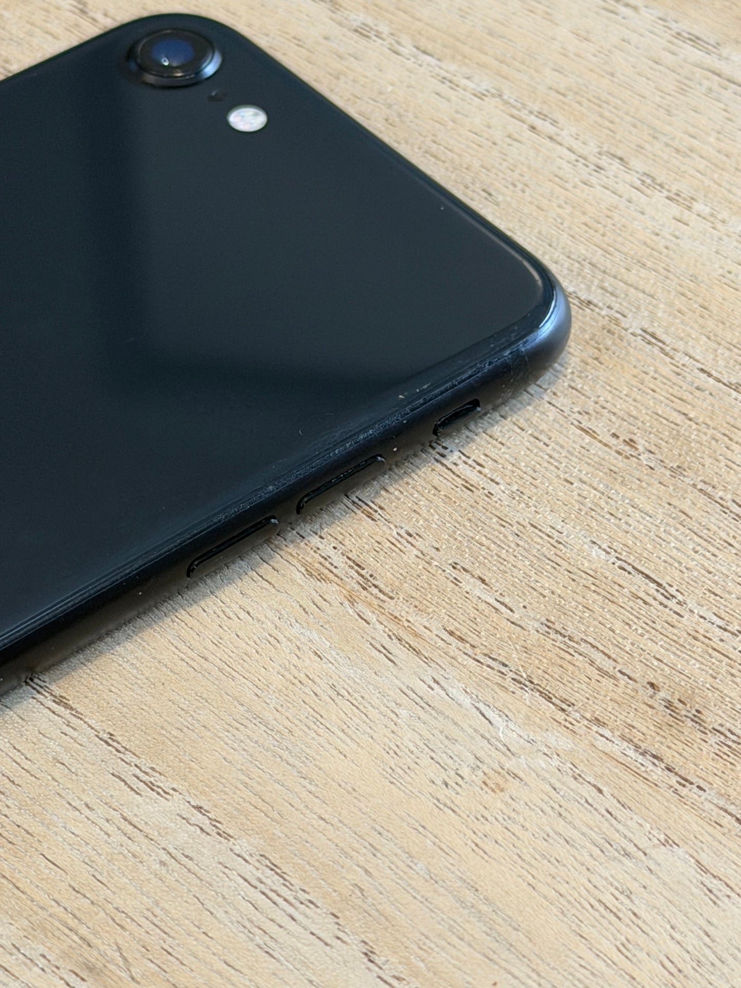 Pre-owned Apple iPhone SE2 (64GB Black, 2020) - B-grade