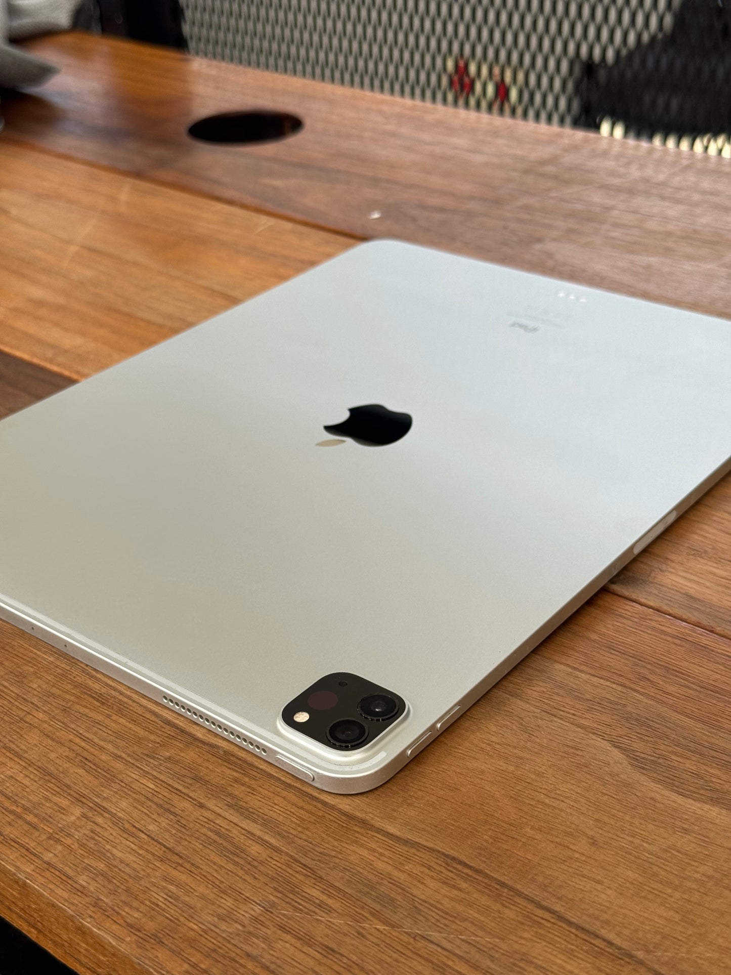 Pre-owned 12.9" iPad Pro (Wi-Fi, 128GB) 4th Generation - B-grade