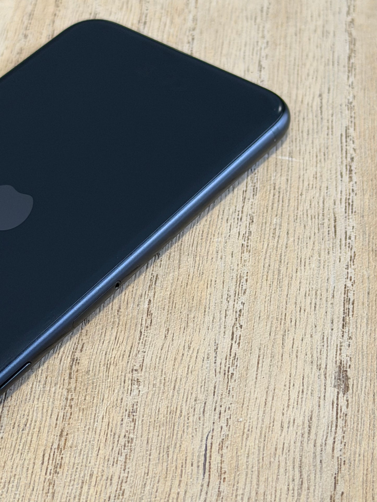 Pre-owned Apple iPhone SE2 (64GB Black, 2020) - A-grade