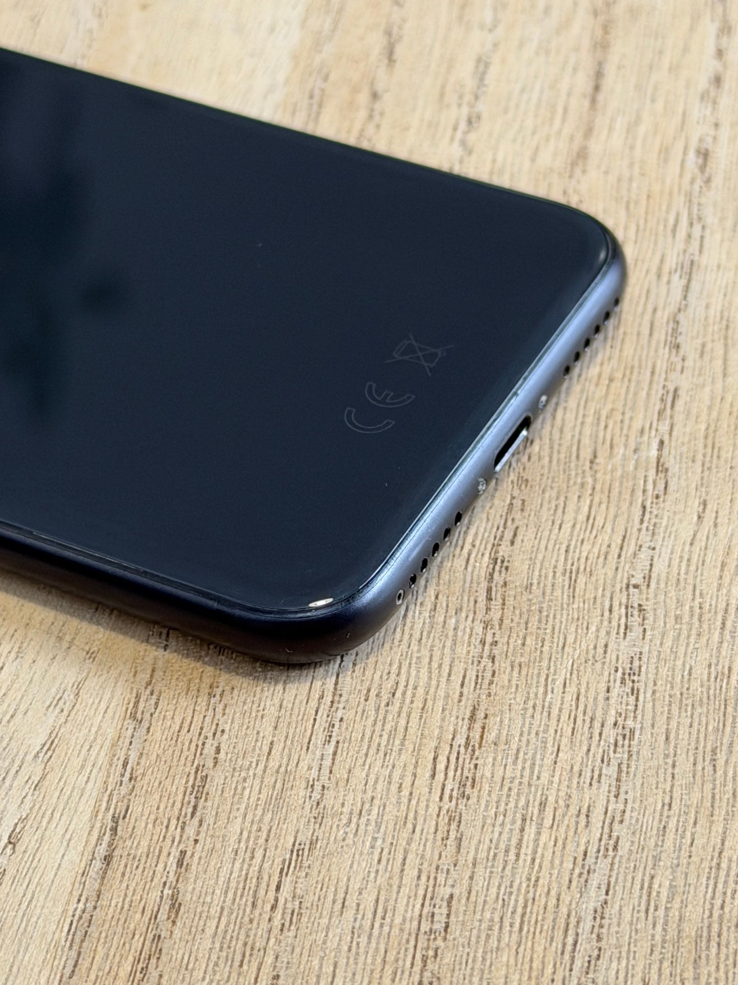 Pre-owned Apple iPhone SE2 (64GB Black, 2020) - A/B-grade