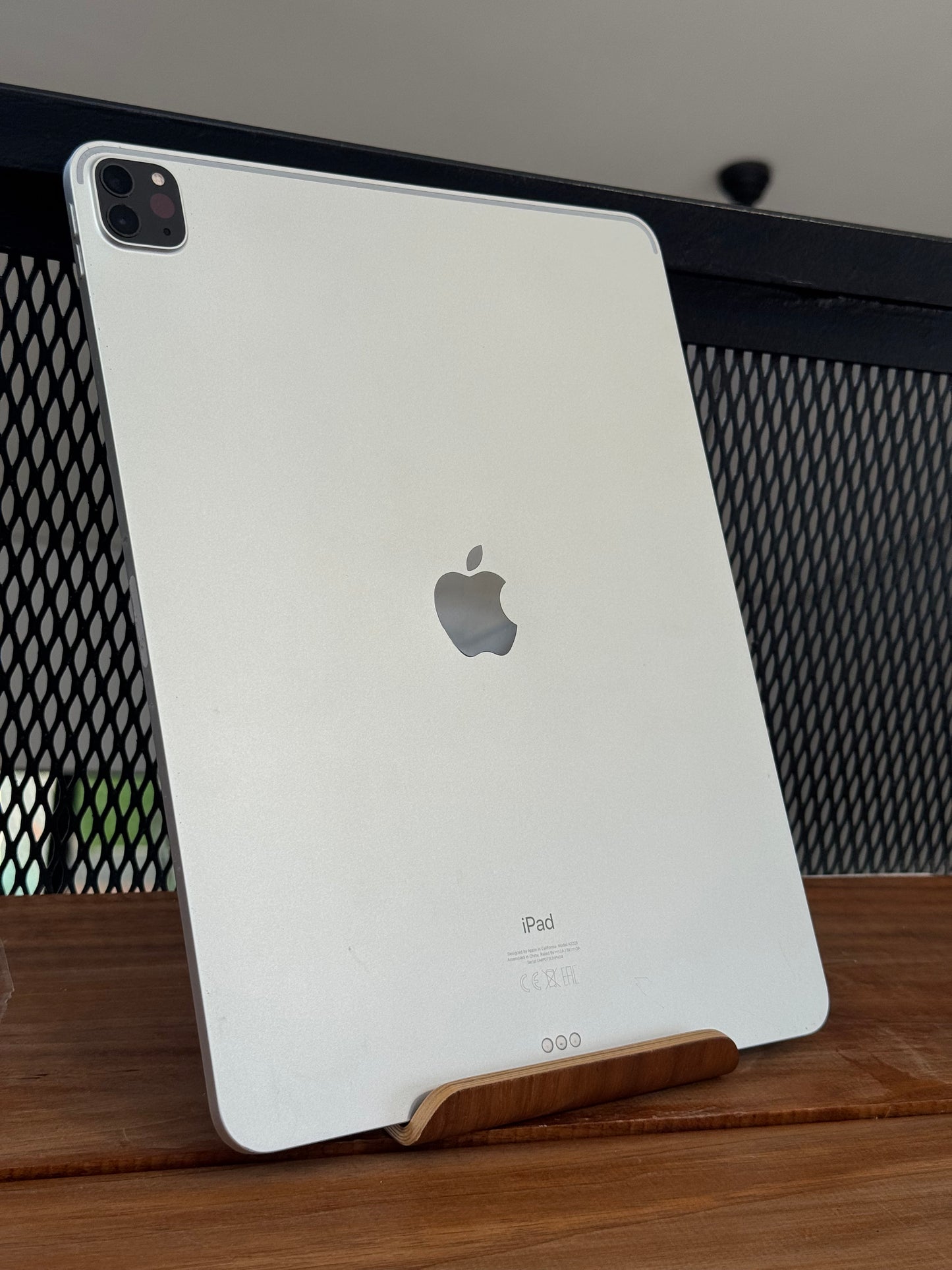 Pre-owned 12.9" iPad Pro (Wi-Fi, 128GB) 4th Generation - B-grade