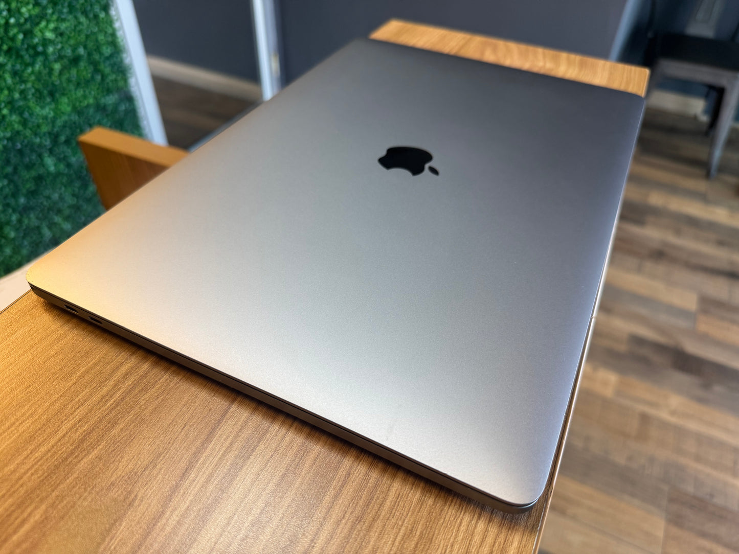 Pre-owned 15" Macbook Pro i7 2017 Touchbar - A/B-grade