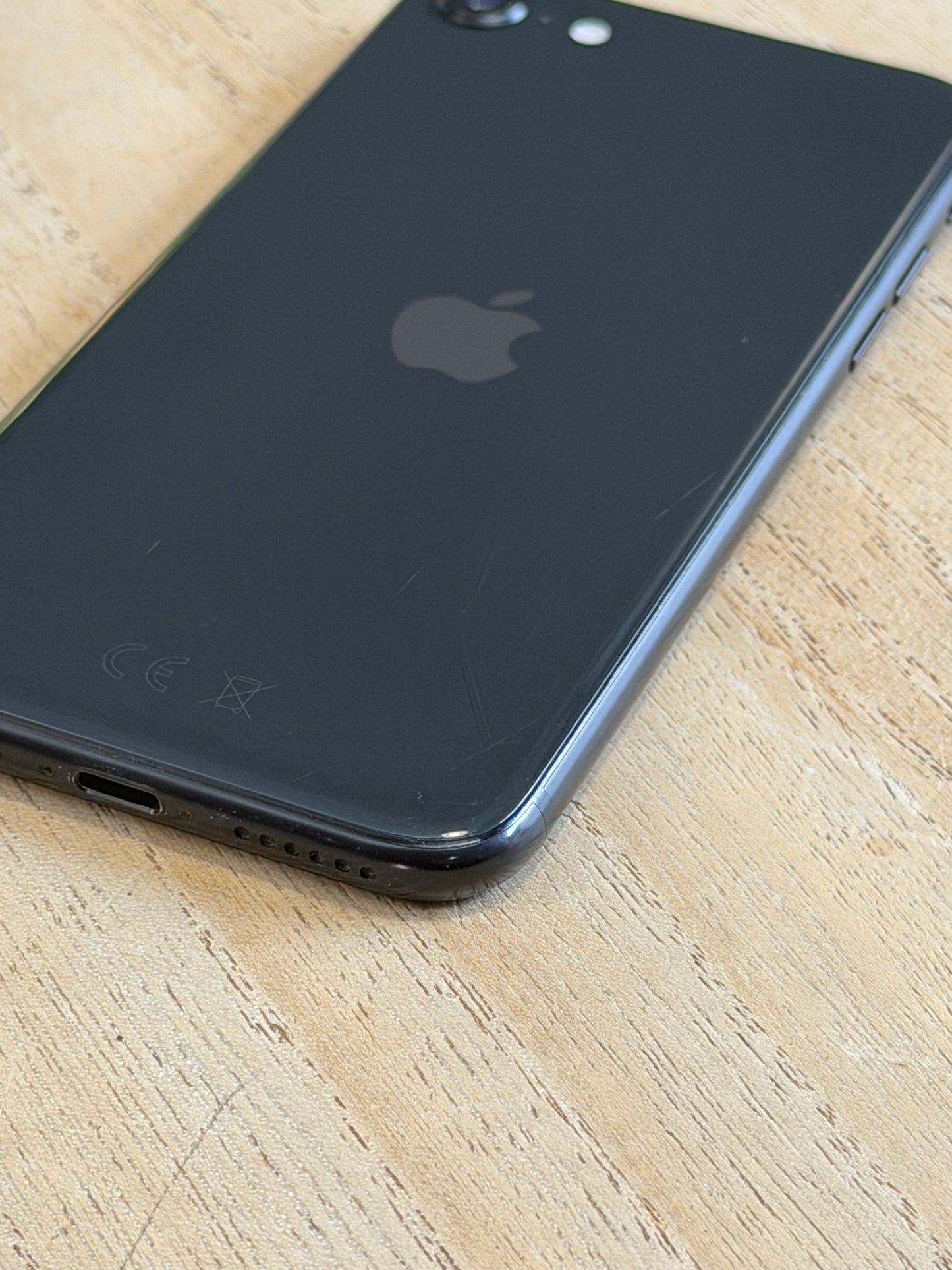 Pre-owned Apple iPhone SE2 (64GB Black, 2020) - B-grade