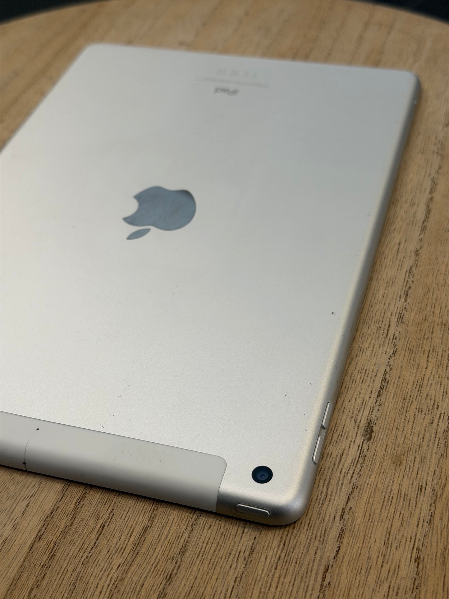 Pre-owned iPad 9th Gen (Wi-Fi &LTE, 64GB Silver) - A-grade