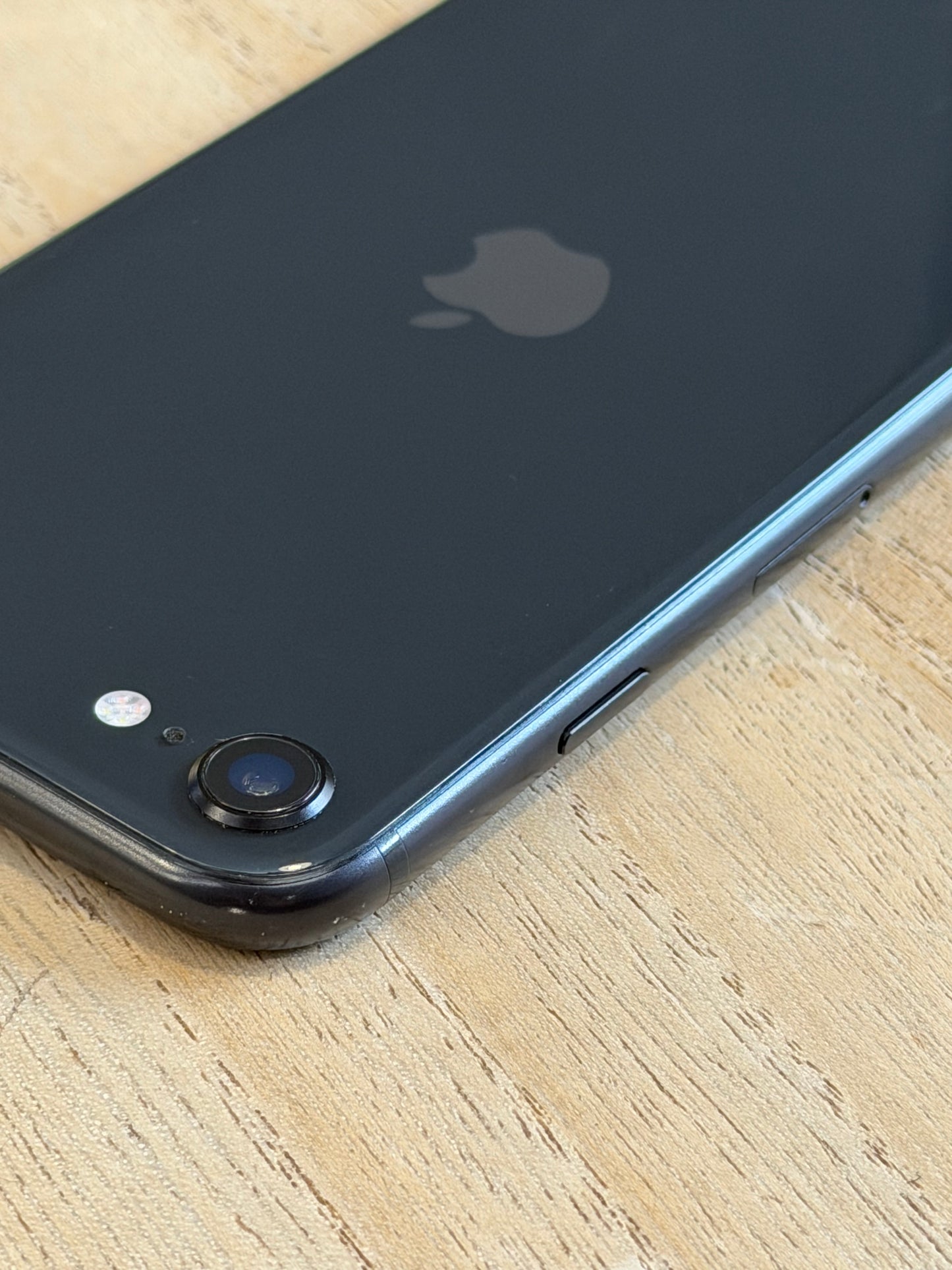 Pre-owned Apple iPhone SE2 (64GB Black, 2020) - B-grade