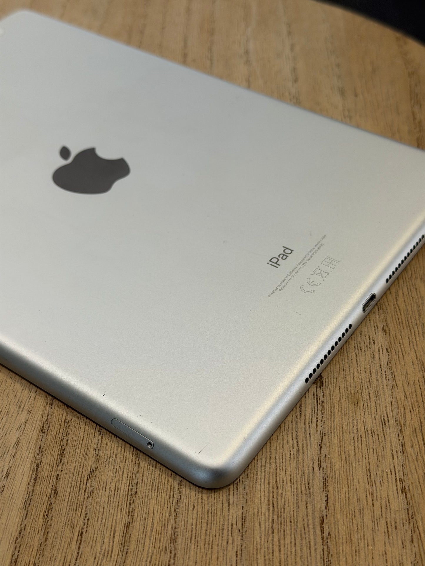 Pre-owned iPad 9th Gen (Wi-Fi &LTE, 64GB Silver) - A-grade