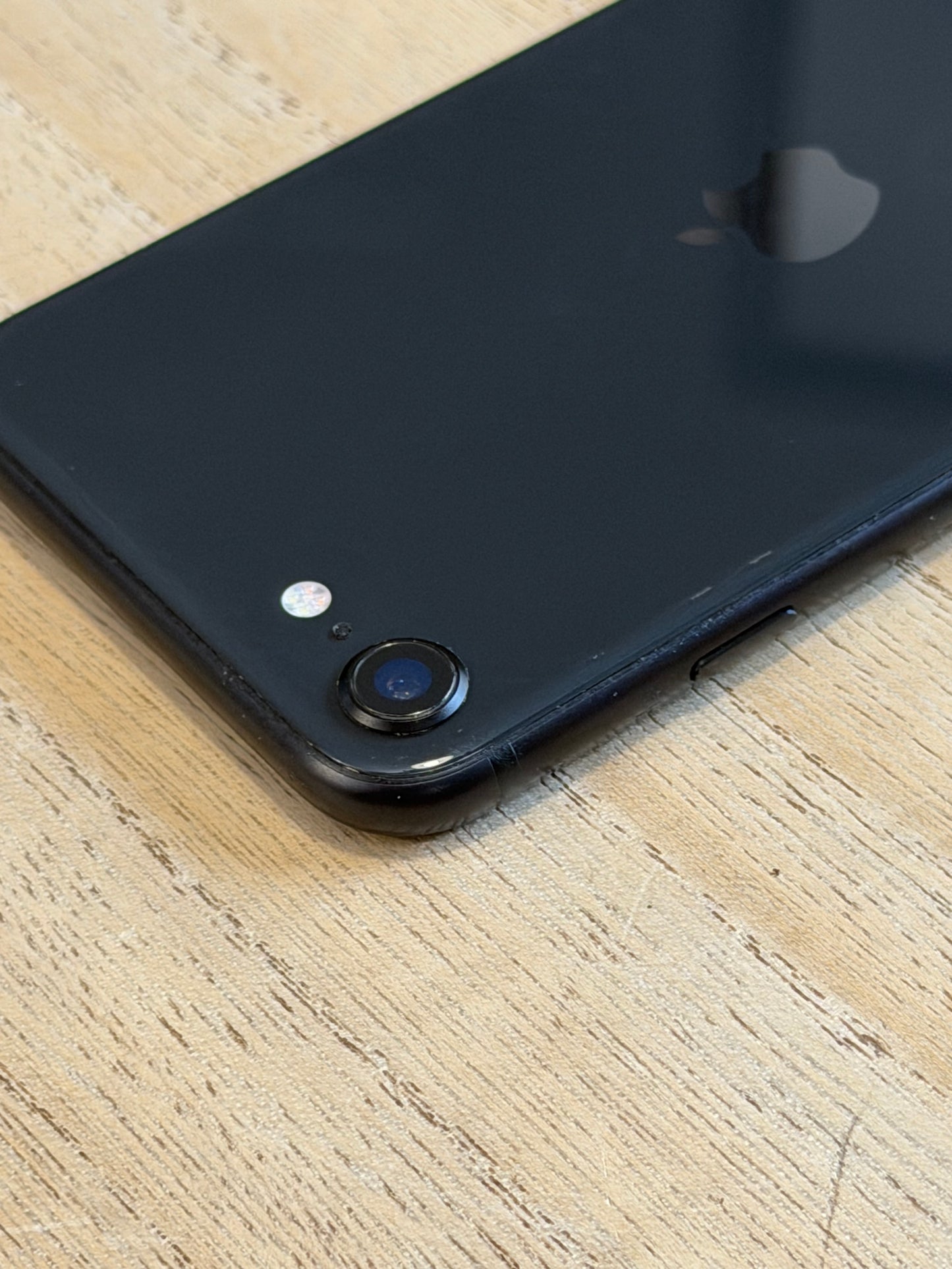 Pre-owned Apple iPhone SE2 (64GB Black, 2020) - B-grade