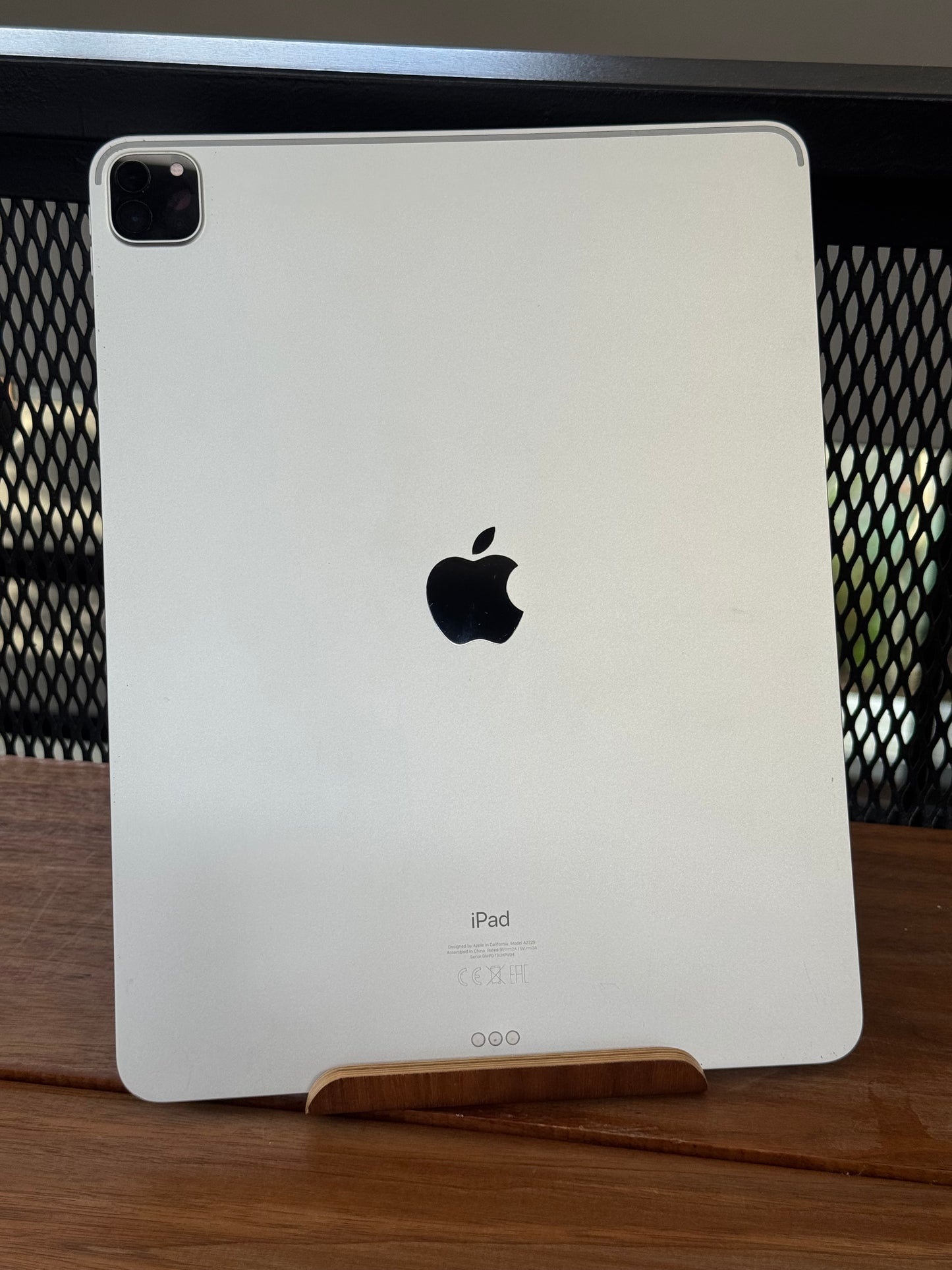 Pre-owned 12.9" iPad Pro (Wi-Fi, 128GB) 4th Generation - B-grade