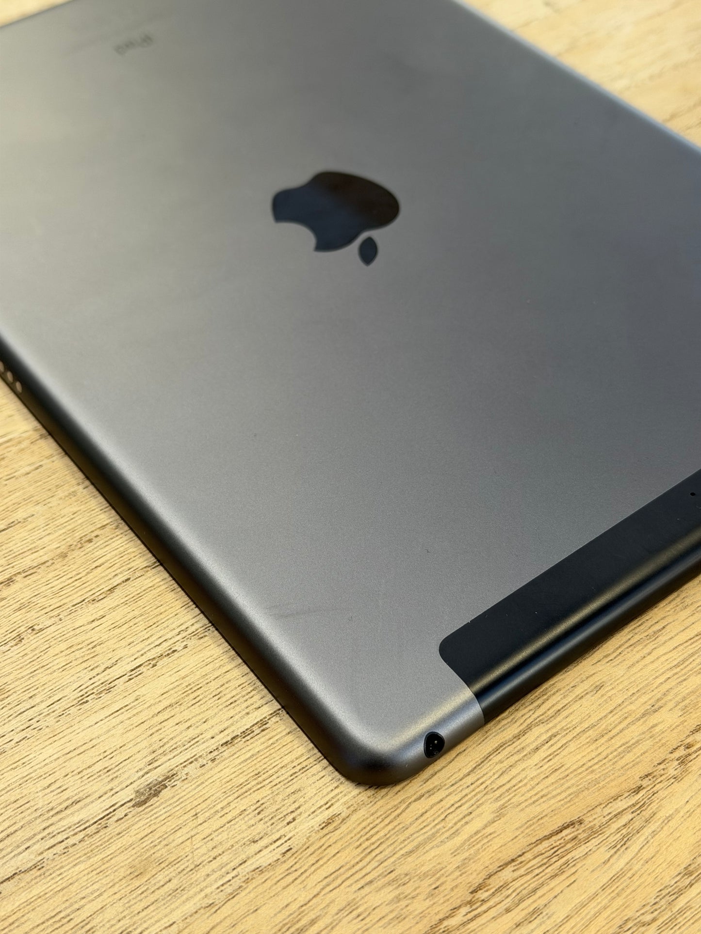 Pre-owned  iPad 9th Gen (Wi-Fi & Cell, 64GB, Space Grey) - B-Grade