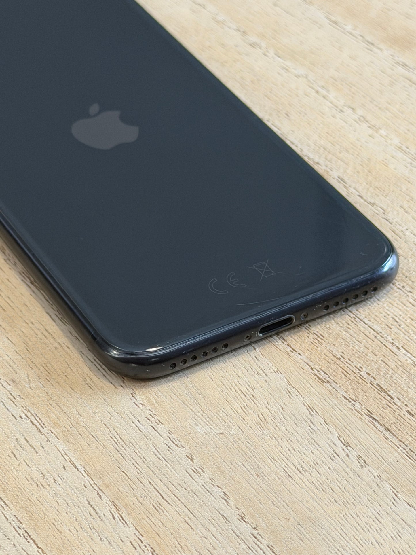 Pre-owned Apple iPhone SE2 (64GB Black, 2020) - B-grade