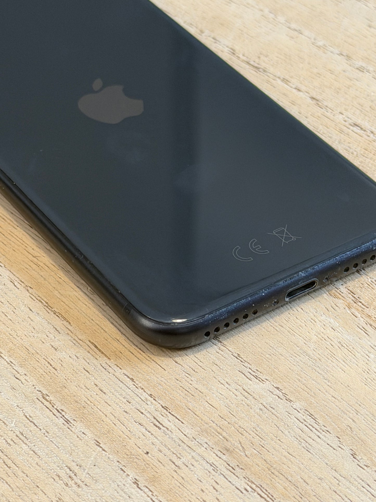 Pre-owned Apple iPhone SE2 (64GB Black, 2020) - B-grade