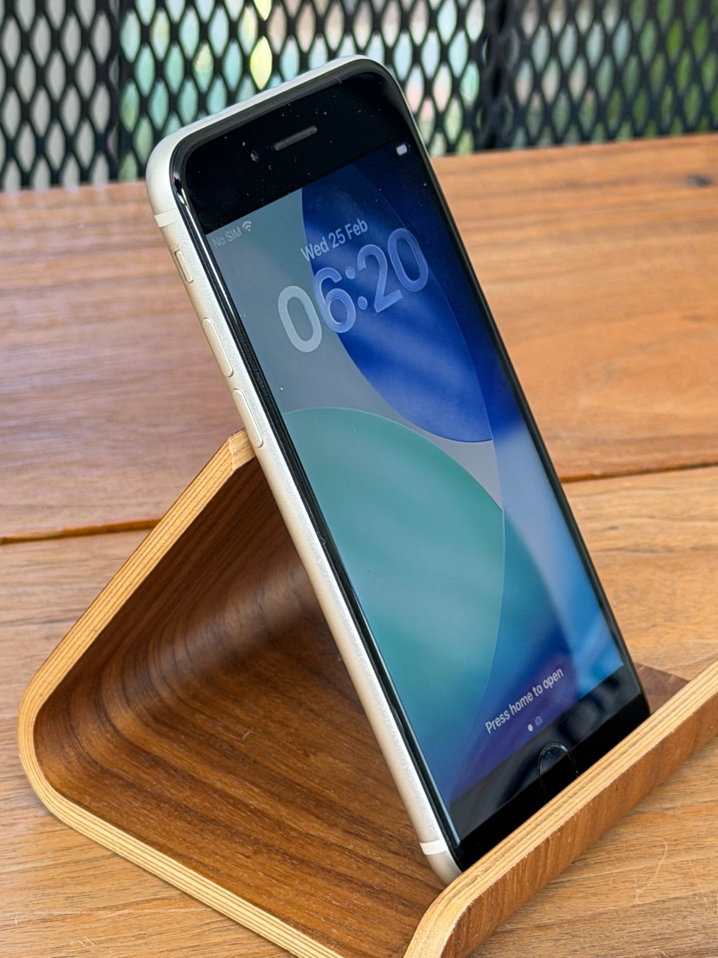 Pre-owned Apple iPhone SE3 (64GB White) - A-grade