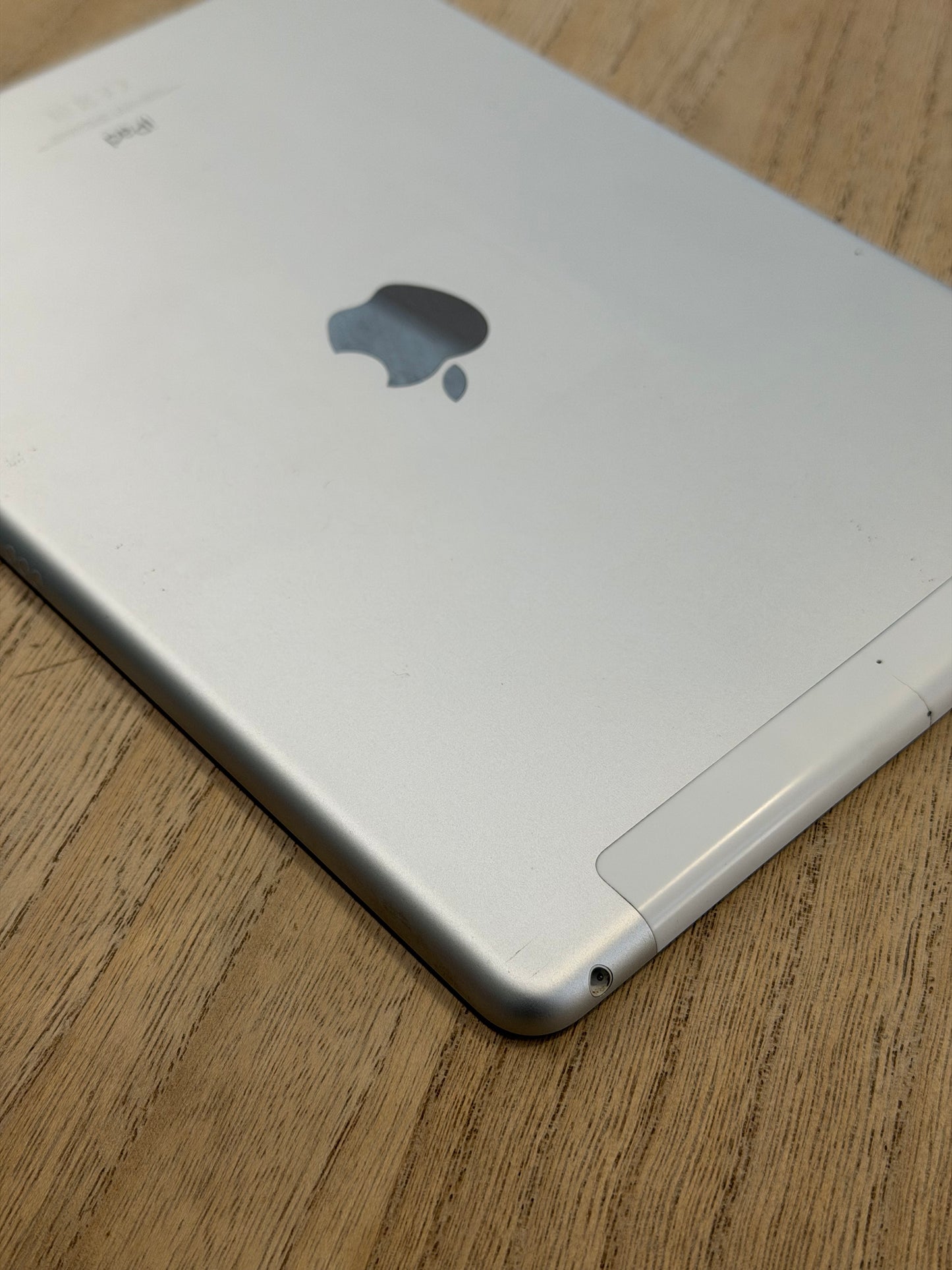 Pre-owned iPad 9th Gen (Wi-Fi &LTE, 64GB Silver) - A-grade