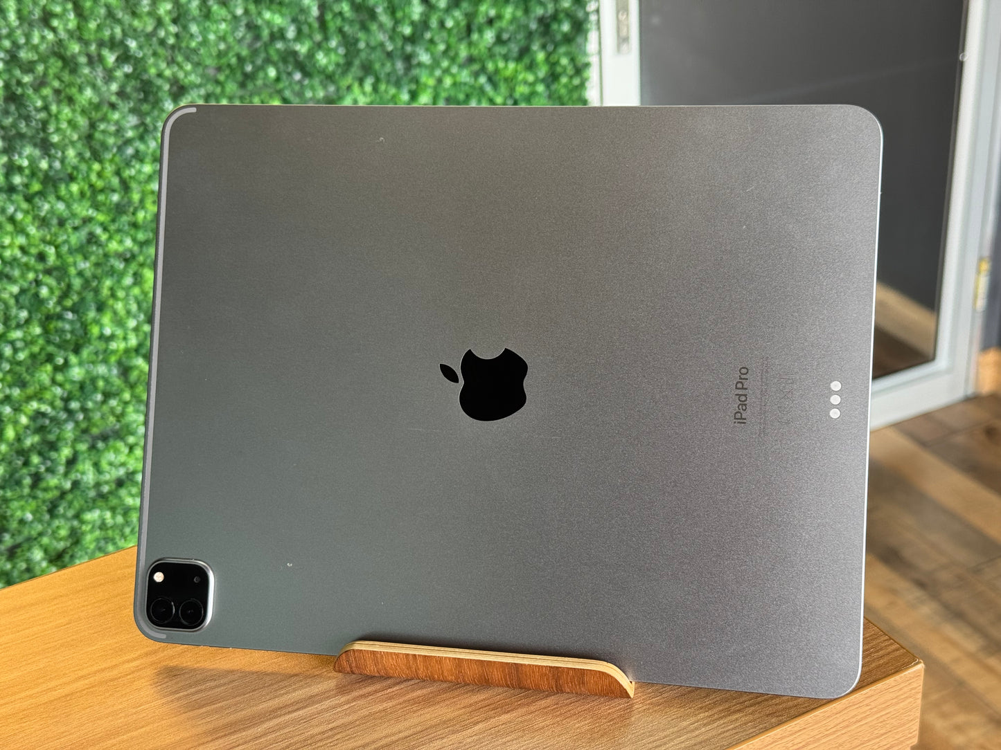 Pre-owned 12.9" iPad Pro (Wi-Fi , 256gb) 6th Generation - A-grade