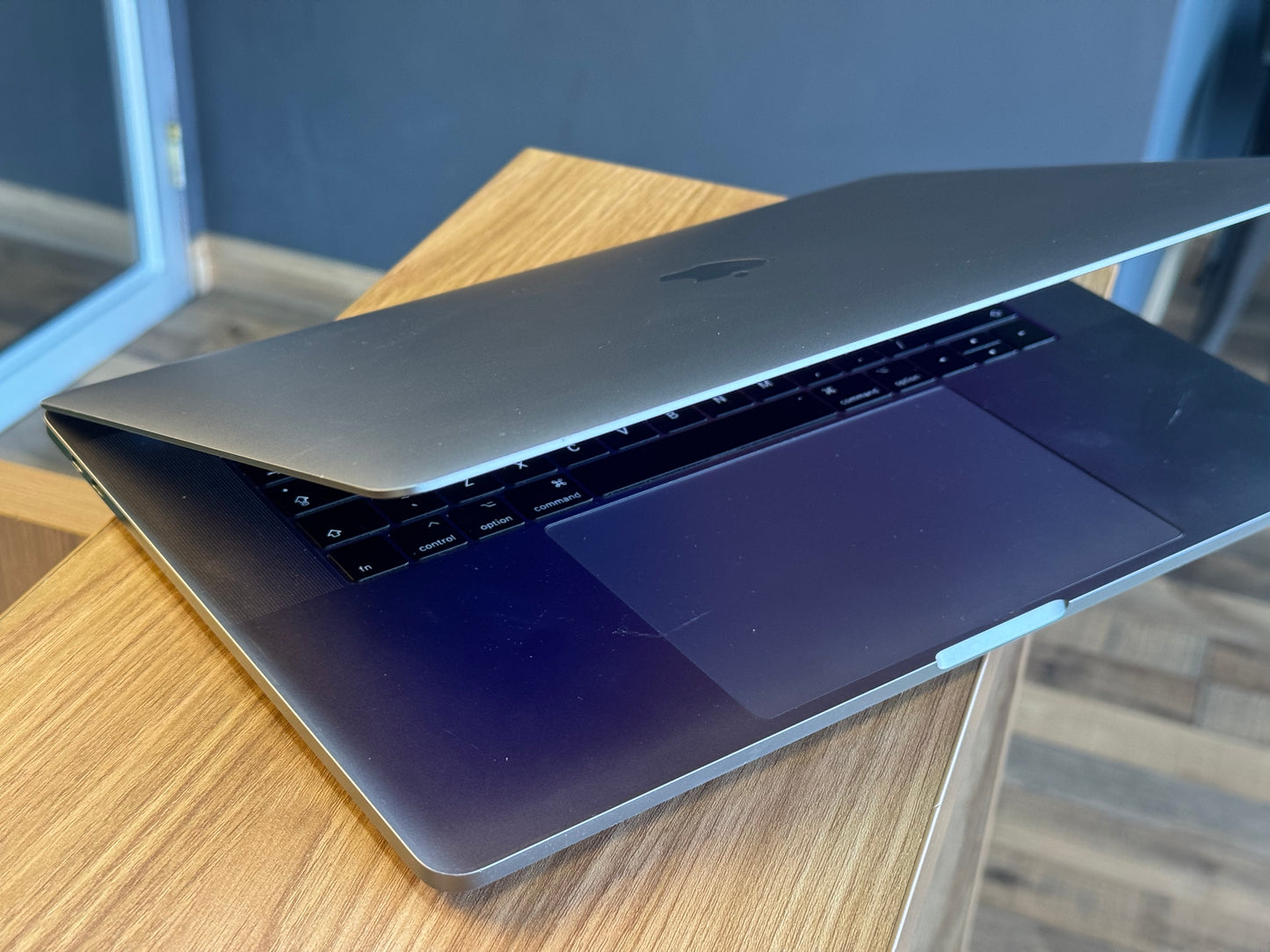 Pre-owned 15" Macbook Pro i7 2017 Touchbar - A/B-grade