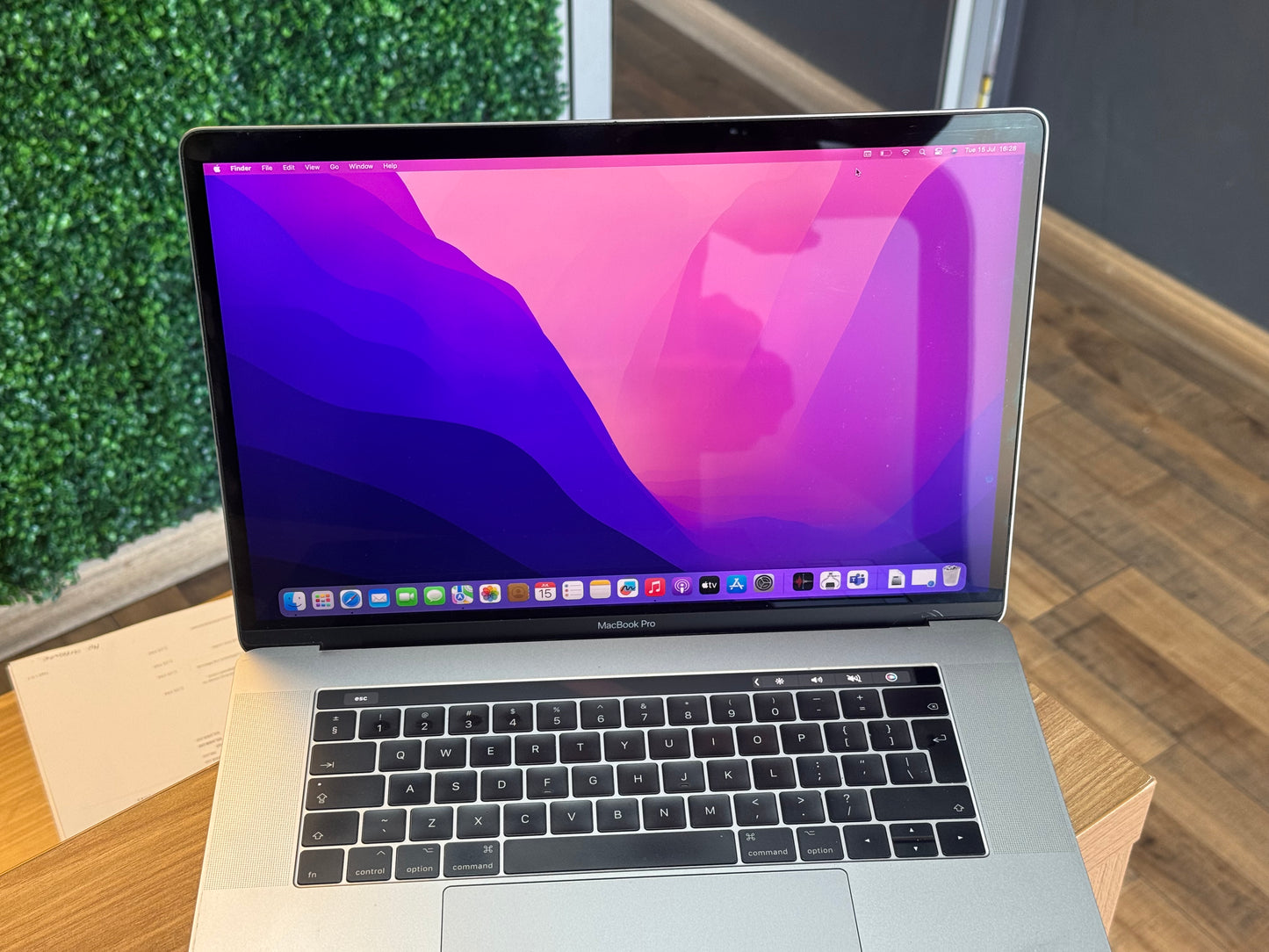Pre-owned 15" Macbook Pro i7 2017 Touchbar - A/B-grade
