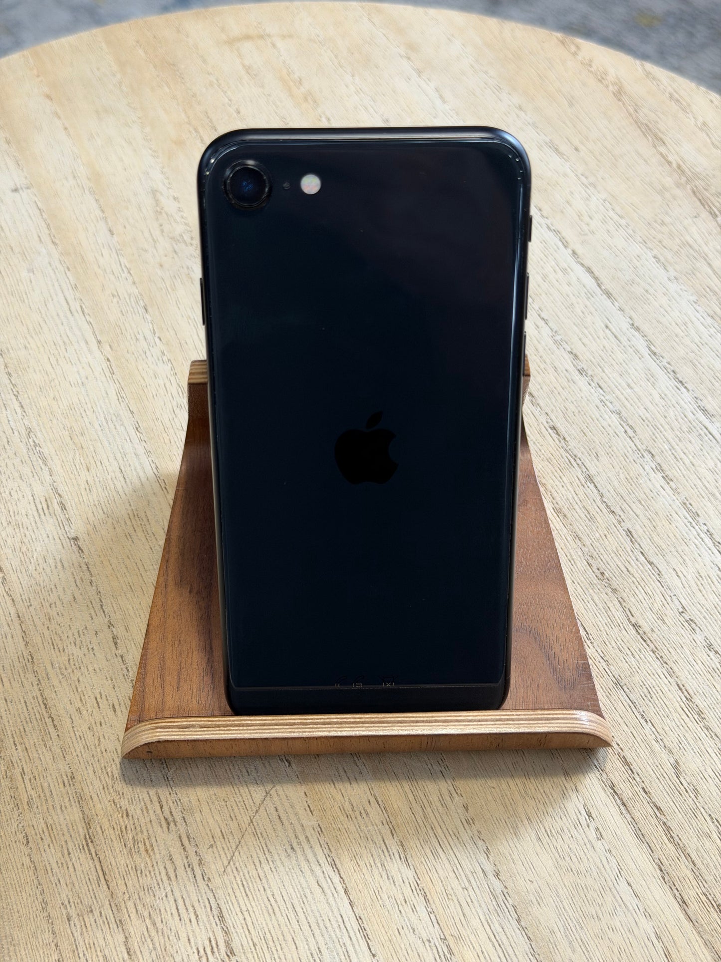 Pre-owned Apple iPhone SE2 (64GB Black, 2020) - A/B-grade