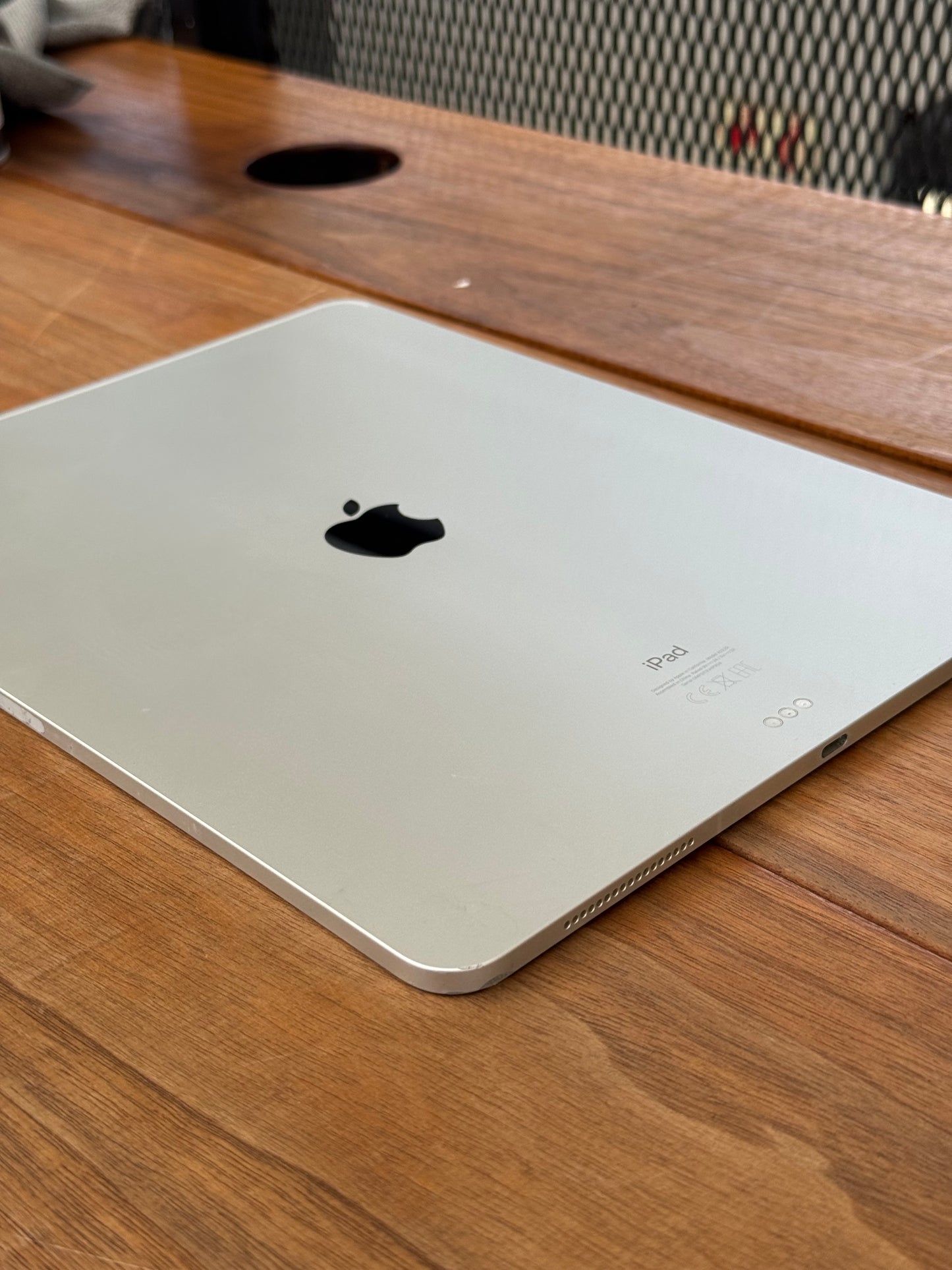 Pre-owned 12.9" iPad Pro (Wi-Fi, 128GB) 4th Generation - B-grade